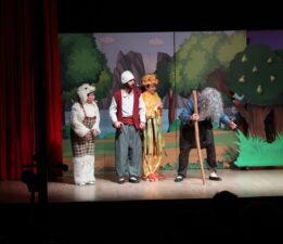 HBB ŞEHİR TİYATROSU MİNİKLERİN YÜZÜNÜ GÜLDÜRDÜ