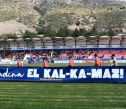 İSKENDERUN’DA ANLAMLI PANKART : ”KADINA EL KALKAMAZ”