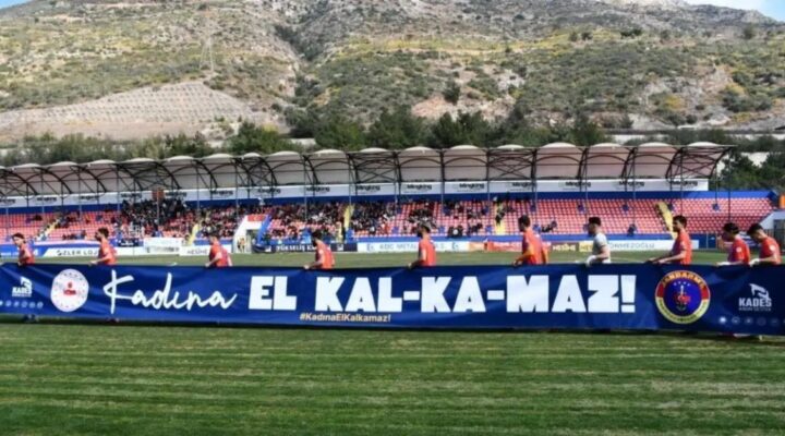 İSKENDERUN’DA ANLAMLI PANKART : ”KADINA EL KALKAMAZ”