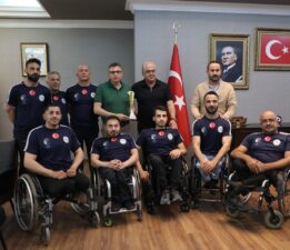 BAŞKAN MEHMET DÖNMEZ ŞAMPİYON TAKIMIMIZ TEBRİK ETTİ