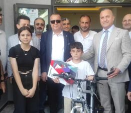 Şahutoğlu’na Okul Kermesinde Duygulandıran Hediye