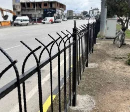 İskenderun’da Orta Refüje Demir Korkuluk Uygulaması: Trafik Güvenliği İçin Yeni Bir Adım