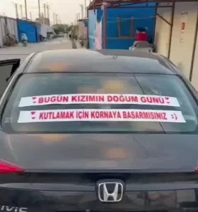 Baba Kızına Trafikte Unutulmaz Doğum Günü Sürprizi Yaptı